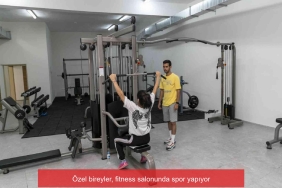 ozel bireyler fitness salonunda spor yapiyor GLi8epXw