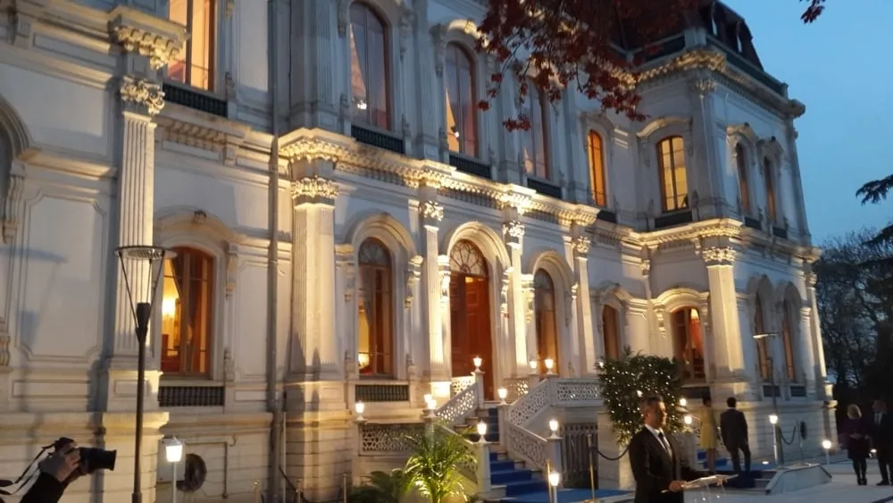 Ajans06’dan İstanbul’da Zarafet Gösterisi: “Sessiz Lüks” Defilesi Adile Sultan Kasrı’nda Gerçekleşti